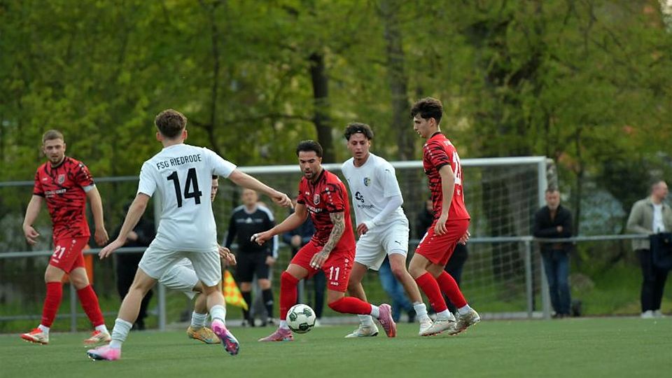 Der SV Unter-Flockenbach mit Ilya Ertanir (am Ball) zog mit einem 7:0 gegen die FSG Riedrode ins Kreispokalfinale ein. 	Foto: Dagmar Jährling