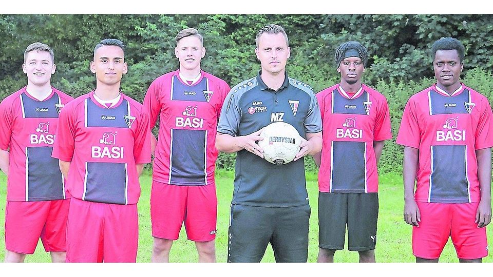Trainer Mark Zeh (Mitte) mit den neuen Spielern der Beecker „U 21“: Jonas Kuchem (von links), Pamir Hemat, Luis Ohlig, Blessing Bamidele, Thierno-Oumar Balde.