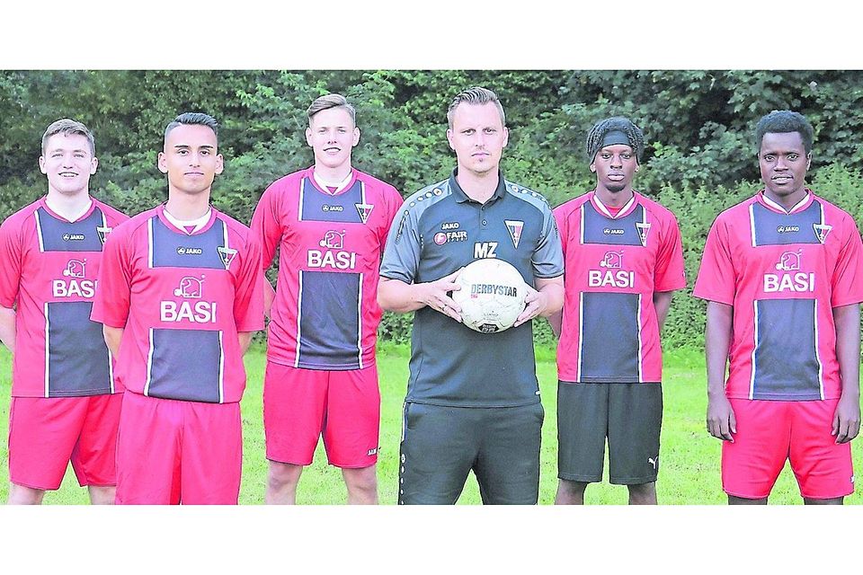 Trainer Mark Zeh (Mitte) mit den neuen Spielern der Beecker „U 21“: Jonas Kuchem (von links), Pamir Hemat, Luis Ohlig, Blessing Bamidele, Thierno-Oumar Balde.