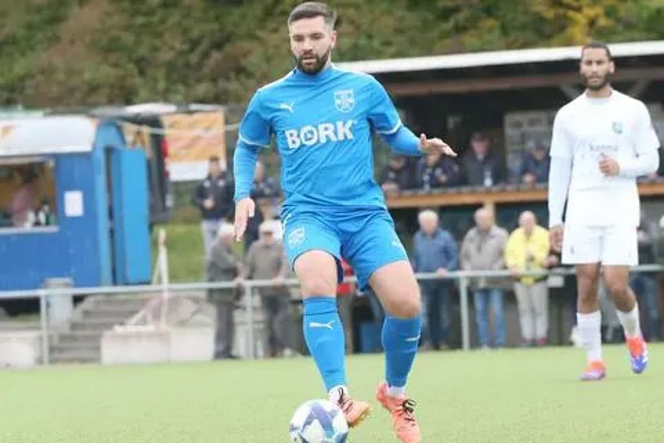 Bringt seine „Raubritter“ mit dem zwischenzeitlichen 3:1 gegen die SG Kinzenbach endgültig auf die Siegerstraße: Spielertrainer Dominik Huisgen von Fußball-Gruppenligist FC Cleeberg. (Archivbild) © Steffen Bär Bringt seine „Raubritter“ mit dem zwischenzeitlichen 3:1 gegen die SG Kinzenbach endgültig auf die Siegerstraße: Spielertrainer Dominik Huisgen von Fußball-Gruppenligist FC Cleeberg. (Archivbild) © Steffen Bär