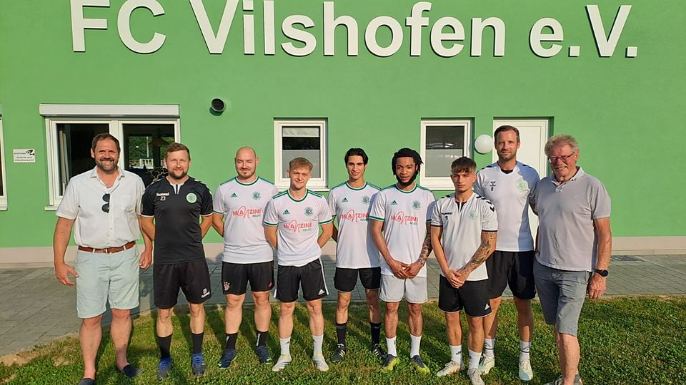 Von links nach rechts: 1. Vorstand Bernd Schneider, Trainer Udo Tolksdorf, Florian Weidenthaler, Julian Trautwein, Eyad Hanouf, Emmanuel Okoeror, Mor Zima, Trainer Martin Wimber, 2. Vorstand Hans Wallner