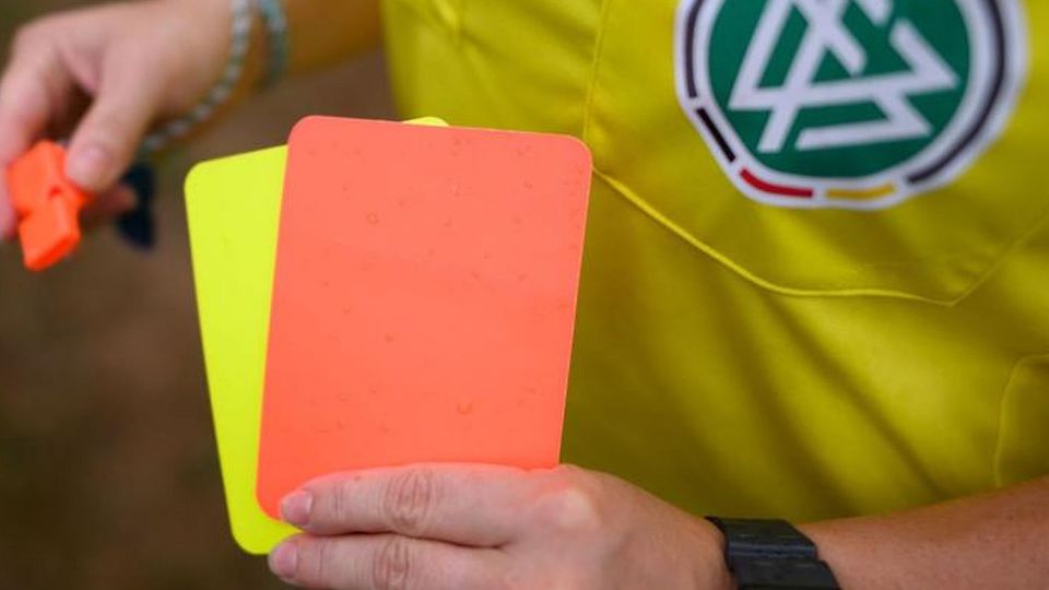 Oft schon wenigen Kleinigkeiten zücken die Schiedsrichter auf Amateurfußball-Niveau Gelb, Gelb-Rot oder Rot.