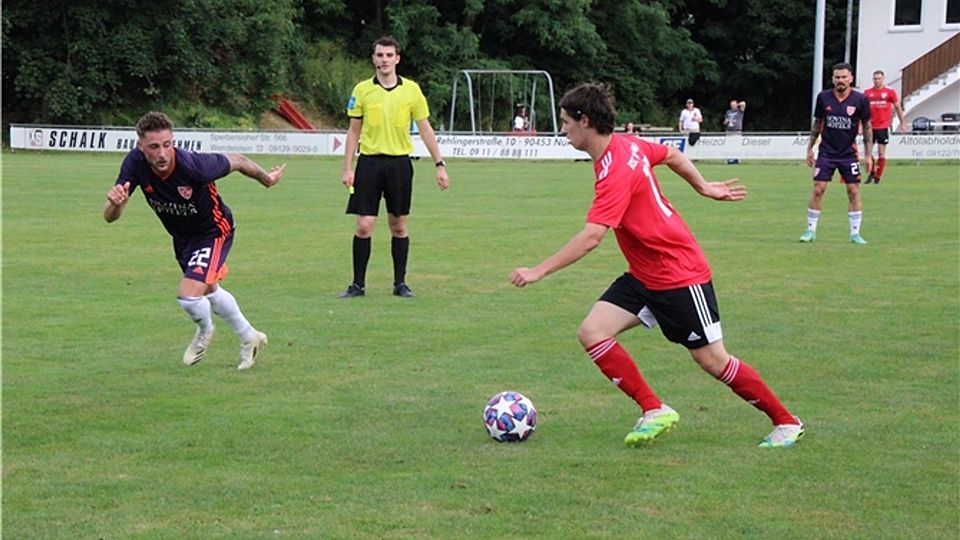 BSC-Stürmer David Meyer (rot) blieb wie seine Teamkollegen in Kornburg glück- und torlos..