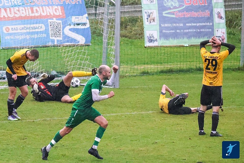 Der Ball ist im Kammlacher Netz, Marco Rauh (vorne) jubelt. Kurz vor Schluss gelang dem TV Bad Grönenbach der 2:1-Siegtreffer.