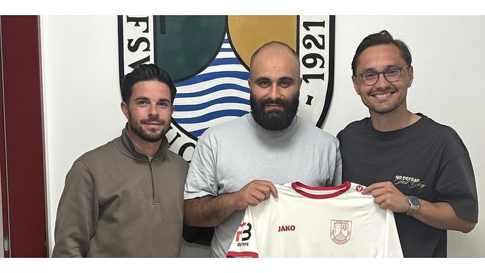 Hussein El Issa kommt vom VfL Biedenkopf zum FSV Buchenau, Spielertrainer Enis Sadikovic (rechts) und sein spielender Co-Trainer Enrico Zucca nehmen den Routinier in die Mitte. © FSV Buchenau