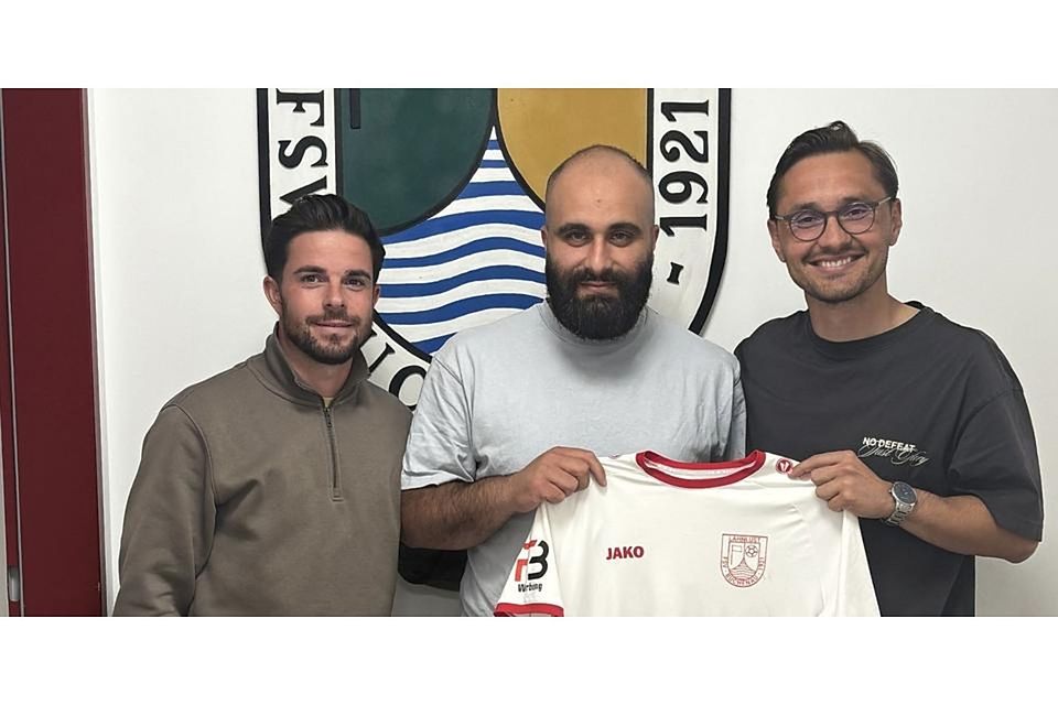 Hussein El Issa kommt vom VfL Biedenkopf zum FSV Buchenau, Spielertrainer Enis Sadikovic (rechts) und sein spielender Co-Trainer Enrico Zucca nehmen den Routinier in die Mitte. © FSV Buchenau Hussein El Issa kommt vom VfL Biedenkopf zum FSV Buchenau, Spielertrainer Enis Sadikovic (rechts) und sein spielender Co-Trainer Enrico Zucca nehmen den Routinier in die Mitte. © FSV Buchenau
