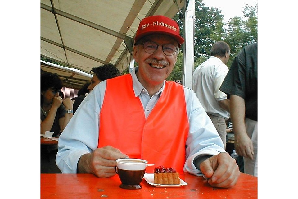 Seltener Anblick: Manfred Preuß gönnt sich eine kurze Verschnaufspause - von 05:00 bis 19:00 Uhr schufftete er zu Flohmarkt-Zeiten beim SSV. 
