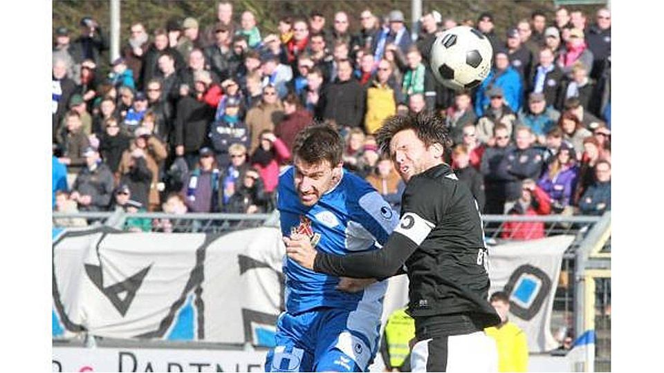 Vor der großen Kulisse von 2355 Zuschauern gewann das VfB-Team um Mittelfeldstratege Hendrik Großöhmichen gegen Werders U?23 (rechts Florian Bruns) mit 3:0 .   Bild: Piet Meyer