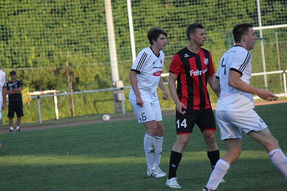Foto: T. Heist: Felix Rathfelder (6) und Niklas Breuning (4) sichern FSC Torjäger Rene Huneck (14)