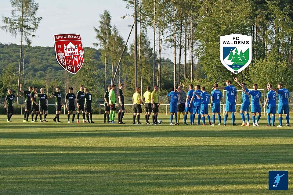 Die Spieler vom FC Waldems (blau) und der Spvgg. Eltville (schwarz) kurz vor dem Spielanpfiff.