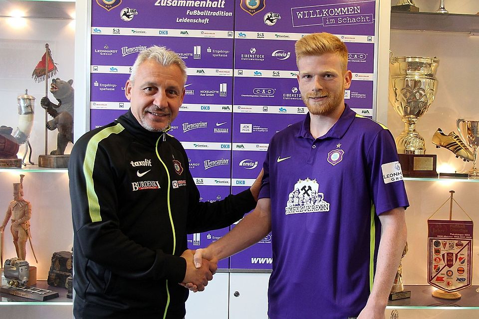 Im Juni 2016 wird Fabian Kalig als Neuzugang beim FC Erzgebirge vorgestellt. Trainer damals war Pavel Dotchev (links).