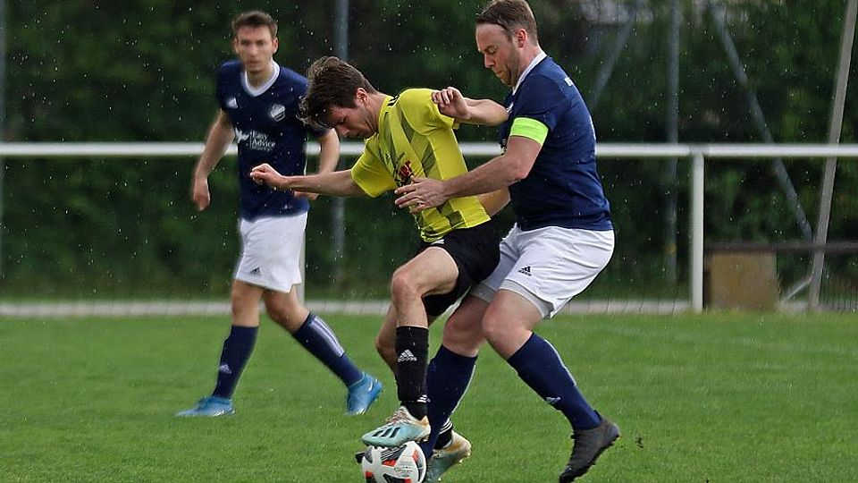 Moritz Mahler (links) gewinnt mit der TuS Wiesoppenheim 5:0 gegen den VfL Eppelsheim und Kapitän Timo Rössel.