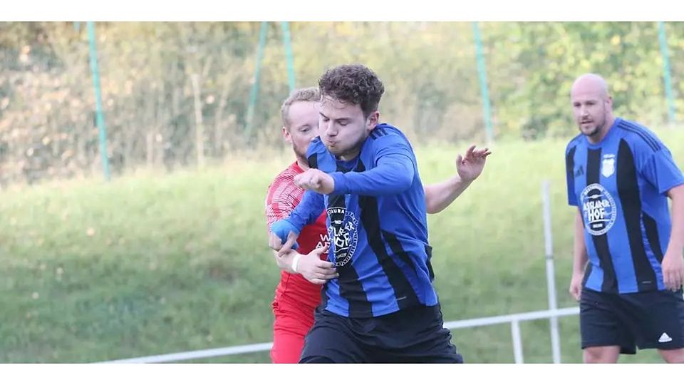 Viel Kampf dabei: Jonas Müller (r). vom VfB Aßlar und Marius Rupp von der SG Hohenahr im direkten Duell. © Steffen Bär