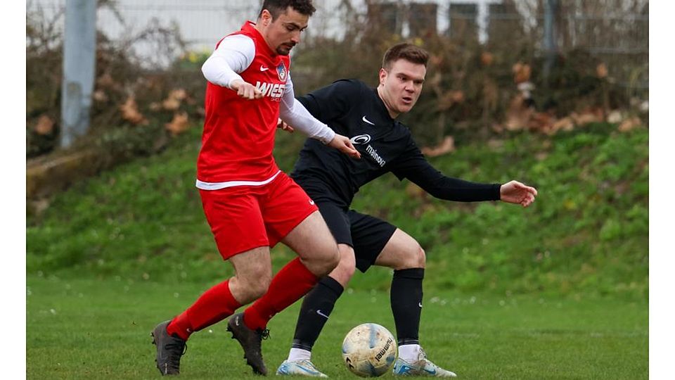 Nico Canci (rechts, hier im Zweikampf mit Georgenhausens Karan Misra) rettet dem TSV Lengfeld mit seinem Treffer zum 1:1-Endstand spät einen Punkt. 	Foto: Guido Schiek/VRM