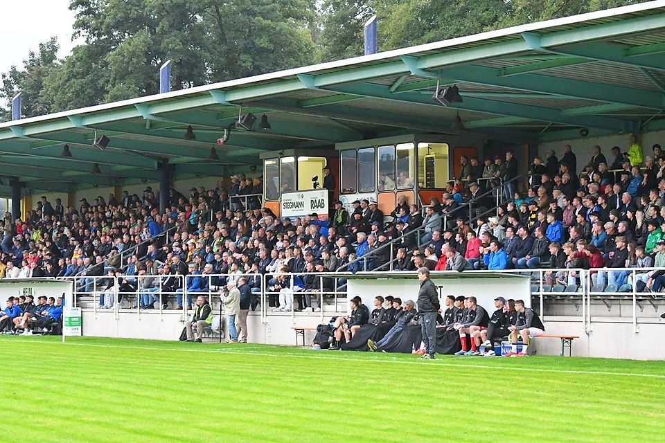 Die SpVgg SV Weiden begrüßte in dieser Saison schon drei Mal mehr als 1000 Zuschauer in ihrem Stadion. Die SpVgg SV Weiden begrüßte in dieser Saison schon drei Mal mehr als 1000 Zuschauer in ihrem Stadion.