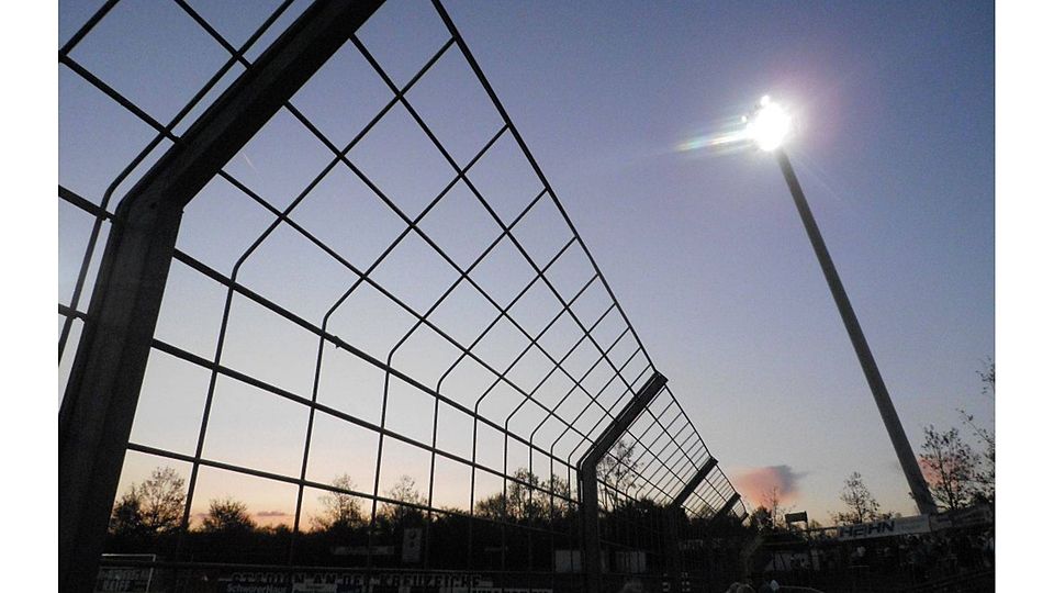 Unter Flutlicht wurde die 3. Bezirkspokalrunde ausgetragen. Foto: Turian