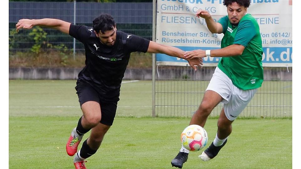 Zweikampfverhalten: Alemannia Königstädten (rechts Abdel Essalat Mohatar) gewann in der ersten Runde des Fußball-Kreispokals mit 4:1 gegen Hillal Rüsselsheim (links Eren Yilmaz).	Foto: Andre Dziemballa