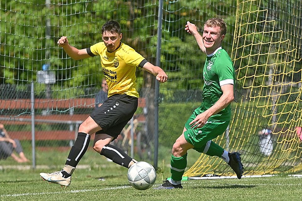 Tobias Endress (links) hatte mit dem abstiegsbedrohten TSV Diedorf gegen den TSV Zusmarshausen (rechts Alexander Storzer) mit 1:5 das Nachsehen. 