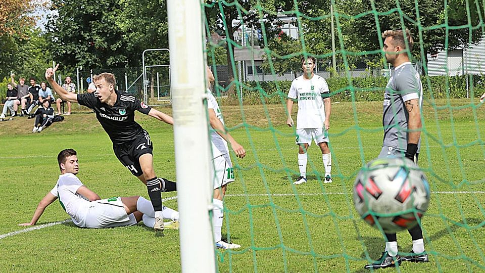 Während der SC Oberbernbach (weiße Trikots) um Torhüter Aykut Altuntas (rechts) nach dem 0:3 frustriert sind, dreht Torschütze Sebastian Kempf vom TSV Friedberg zum Jubeln ab. Das 3:0 war die Entscheidung in der Partie.