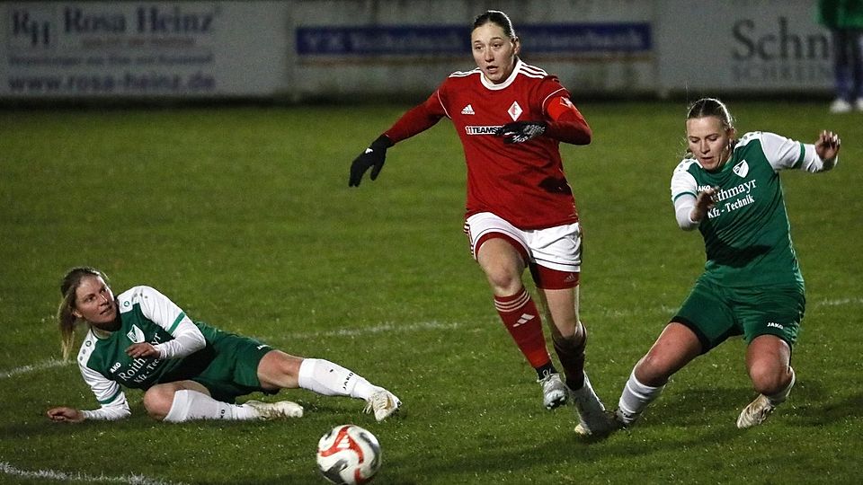Die frühe Chance zum 1:0 hatte Unterbrucks Lena Zaindl (M.). Nach dem Gegentreffer konnte ihr Team gegen den Spitzenreiter aber kaum noch für Entlastung sorgen.