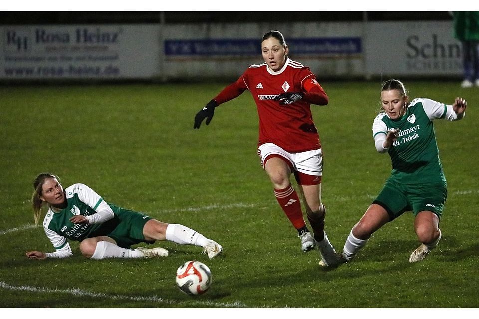 Die frühe Chance zum 1:0 hatte Unterbrucks Lena Zaindl (M.). Nach dem Gegentreffer konnte ihr Team gegen den Spitzenreiter aber kaum noch für Entlastung sorgen. Die frühe Chance zum 1:0 hatte Unterbrucks Lena Zaindl (M.). Nach dem Gegentreffer konnte ihr Team gegen den Spitzenreiter aber kaum noch für Entlastung sorgen.