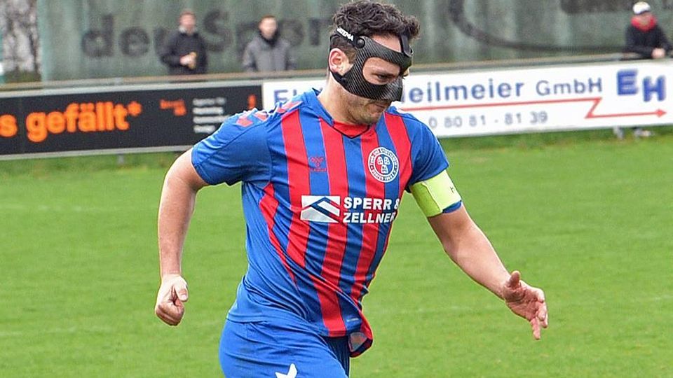 Zug zum Tor: Gerhard Thalmaier, der nach einem Nasenbeinbruch mit Gesichtsmaske spielt, schoss beide Tore für Dorfen.