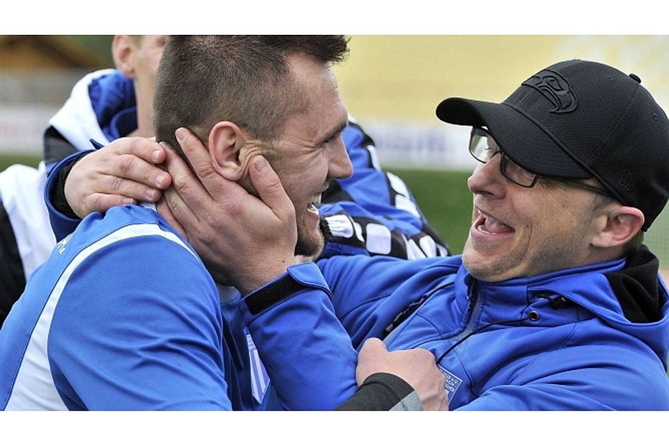 Geh’ her, Ivo: Trainer Christoph Saller (r.) umarmt Torschütze Srdjan Ivkovic nach dem späten Siegtreffer gegen Brunnthal. FOTO: SEHR