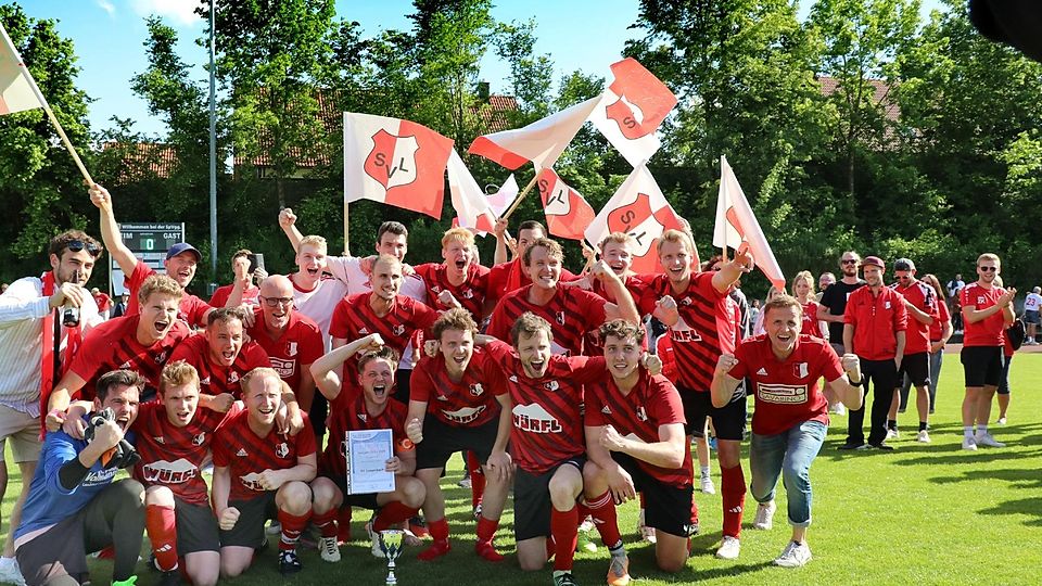 Mannschaft des SV Langenbach feiert die Meisterschaft in der A-Klasse 6.