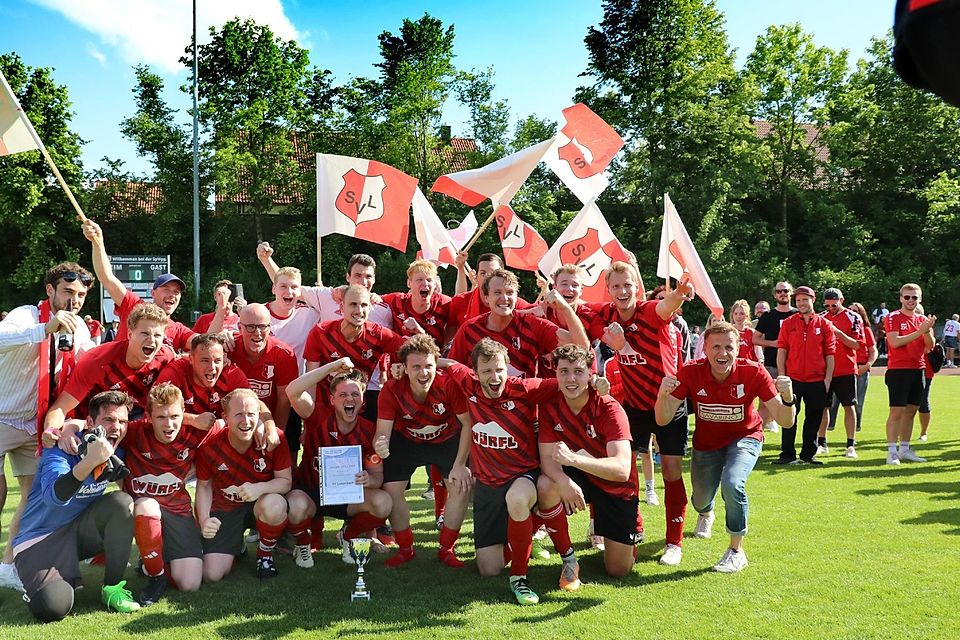 Mannschaft des SV Langenbach feiert die Meisterschaft in der A-Klasse 6.