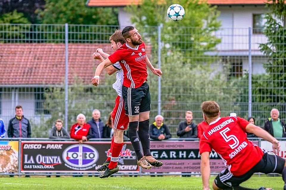 Eralb Sinani (rotes Trikot beim Kopfball) nimmt beim FC Sturm Hauzenberg einen zweiten Anlauf 