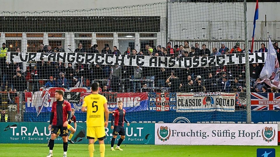 Die Hachinger Fans hatten eine Botschaft mitgebracht. Fast 3.000 Besucher waren am Freitagabend in den Sportpark gekommen. 