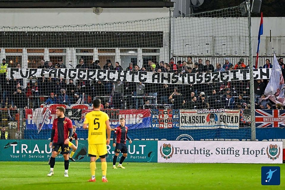 Die Hachinger Fans hatten eine Botschaft mitgebracht. Fast 3.000 Besucher waren am Freitagabend in den Sportpark gekommen. Die Hachinger Fans hatten eine Botschaft mitgebracht. Fast 3.000 Besucher waren am Freitagabend in den Sportpark gekommen.