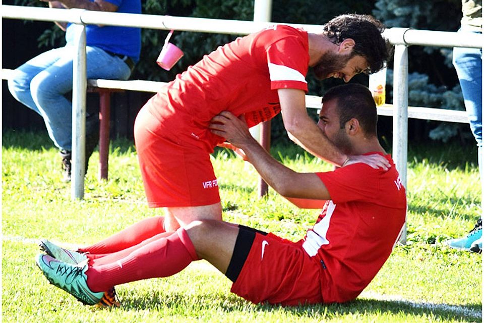 Vor Freude über den 4:1-Sieg gegen den SV Hammerschmiede kugelten sich Belal Mikkawi und der dreifache Torschütze Ali Gündüz auf dem Rasen.	F.: Oliver Reiser