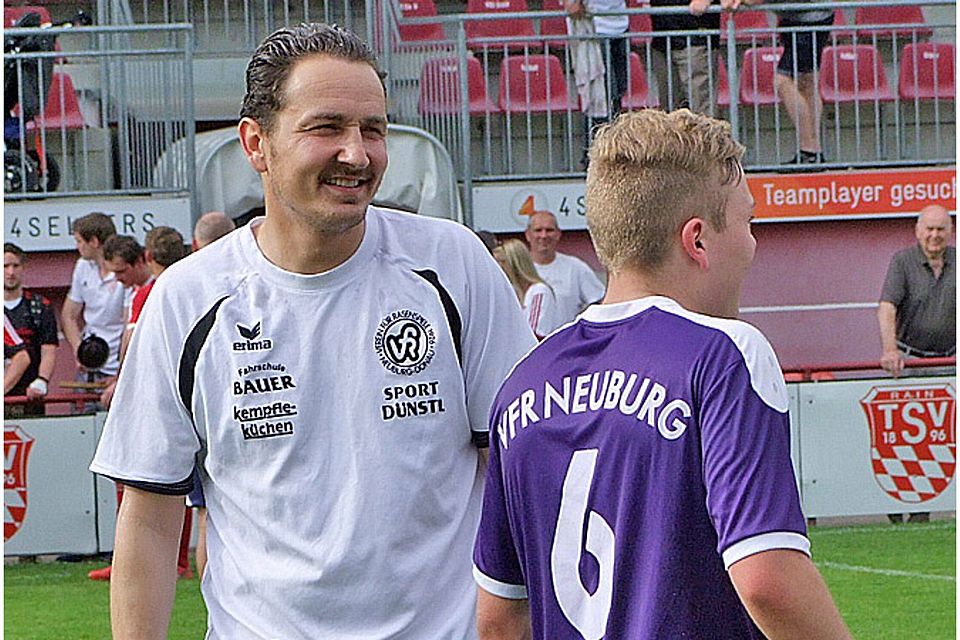 Stolzer Trainer: Christian Krzyzanowski (links) freut sich mit dem zweifachen Torschützen Stefan Klink (rechts).  Foto: Dirk Sing