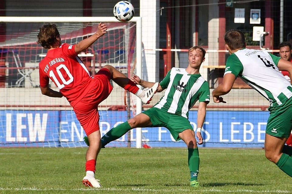 Volle Konzentration auf den Ball: Janik Noller (Mitte) erwartet mit dem Tabellenführer FC Gundelfingen den SV Bad Heilbrunn.