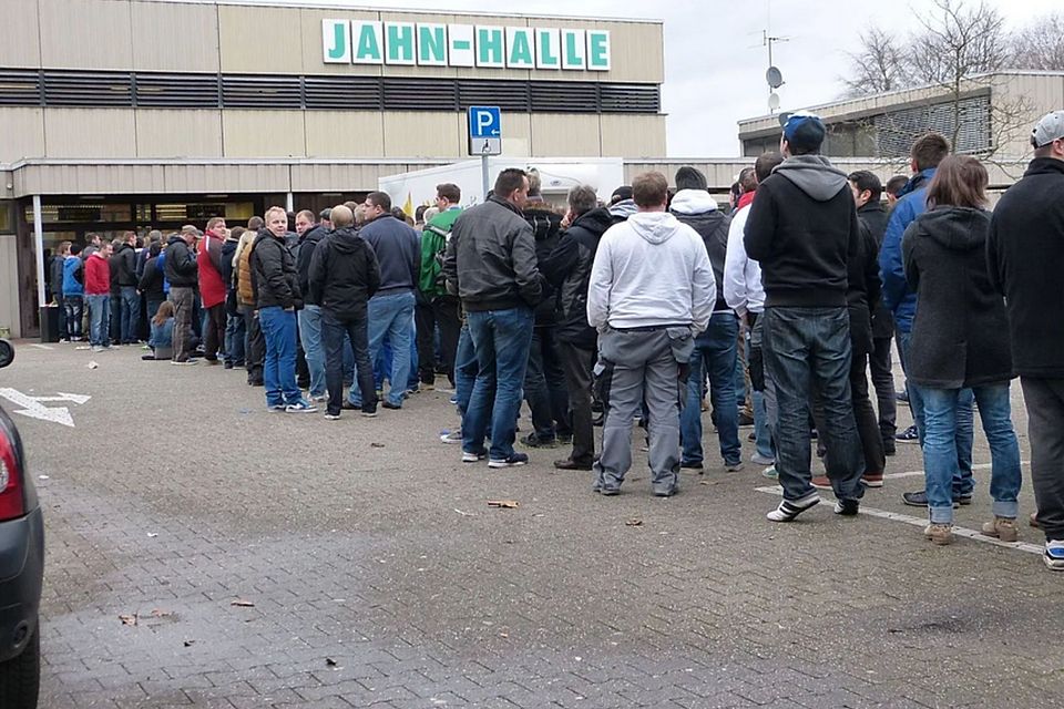 Wenn die Hallenstadtmeisterschaft ansteht, bilden sich lange Schlangen vor der Jahnhalle. Als größte Halle der Stadt ist diese ohnehin unwürdig.