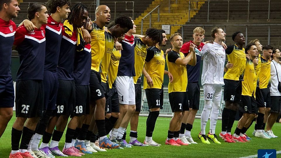 Die Mannschaft des KFC Uerdingen vor den Fans