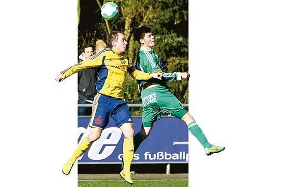 Kopfball: VfL-Siegtorschütze Maik Nirwing (grünes Trikot) im Duell mit einem Gegenspieler Kai Niemann