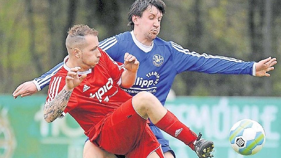 Während sich Nico Ludwig (vorne) ganz auf die Ballbehandlung konzentriert, klebt ihm Kirrbergs Roman von Hofen im Nacken. Mit dem knappen Sieg machten die Gäste wichtigen Boden im Tabellenkeller gut. Foto: Mischa