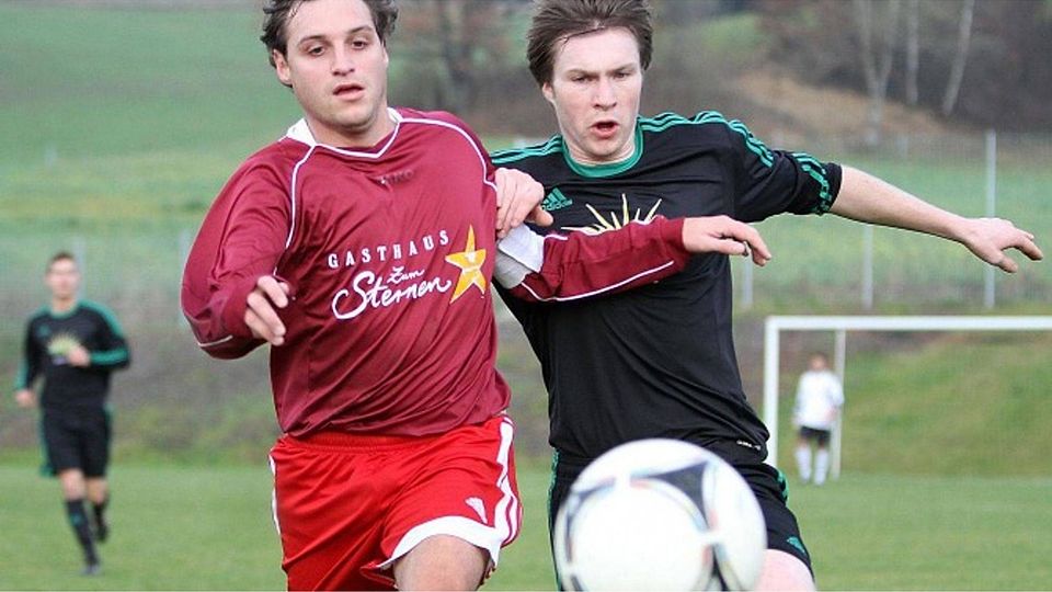 Auf die Dienste von Daniel Seubert (li., hier mit dem Aach-Linzer Daniel Lohr) muss der SV Deggenhausertal im Heimspiel gegen Aufstiegsanwärter Hegauer FV am Sonntag verzichten. Und Seubert ist nicht der einzig Leistungsträger, der dem Rilli/Mecking-Te Foto: Bodon