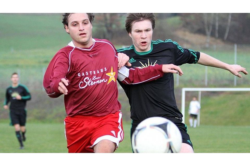 Auf die Dienste von Daniel Seubert (li., hier mit dem Aach-Linzer Daniel Lohr) muss der SV Deggenhausertal im Heimspiel gegen Aufstiegsanwärter Hegauer FV am Sonntag verzichten. Und Seubert ist nicht der einzig Leistungsträger, der dem Rilli/Mecking-Te Foto: Bodon