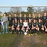 Das Foto zeigt die Mannschaft der TSG Nordholz Alte Herren, den 1. Vorsitzenden der TSG Nordholz  Frank Bretschneider (ganz links) und den Verkaufsdirektor der Greenland Seafood Europe GmbH Jens Melchert (zweiter von links). Foto TSG Nordholz