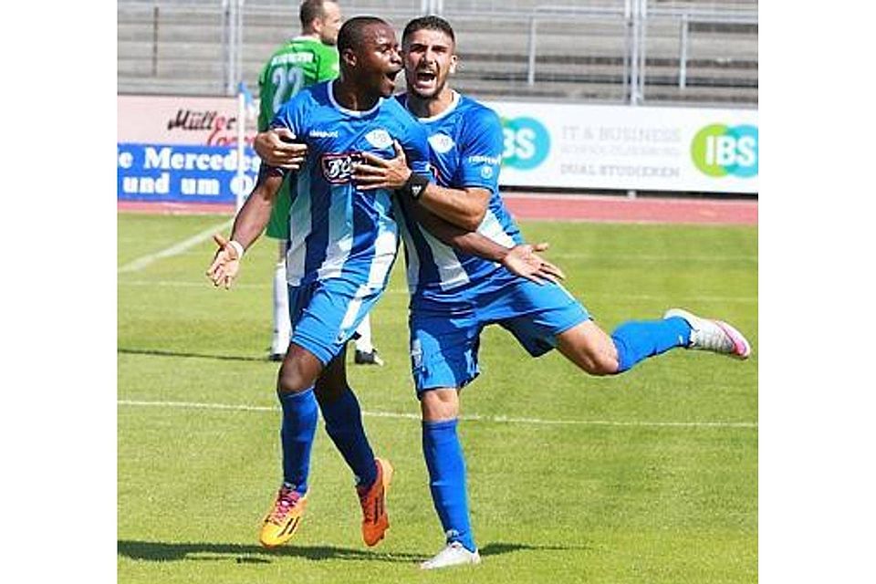 Jubel: Kifuta (links) feiert mit Ibrahim Temin eins seiner drei Tore beim 4:0 gegen Havelse. Remmers