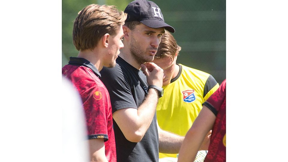 Tipps vom Co-Trainer: Kai Jungel (rechts) im Gespräch mit dem dreifachen Hachinger Torschützen Laris Stjepanovic bei seinem Ex-Club TSV Grünwald.