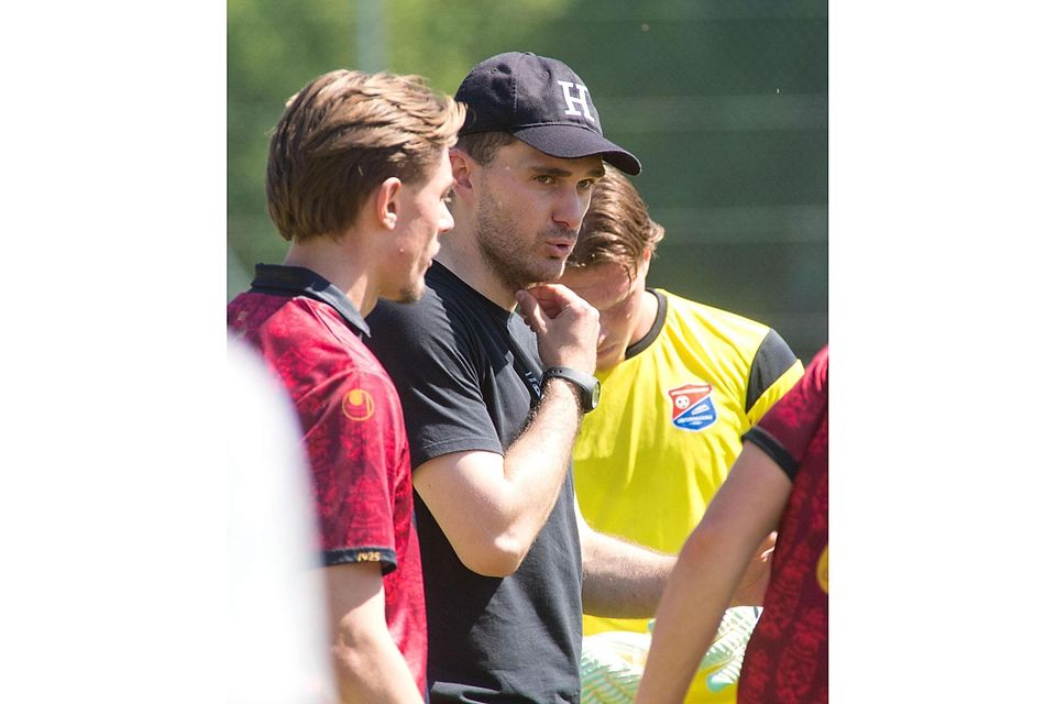 Tipps vom Co-Trainer: Kai Jungel (rechts) im Gespräch mit dem dreifachen Hachinger Torschützen Laris Stjepanovic bei seinem Ex-Club TSV Grünwald.