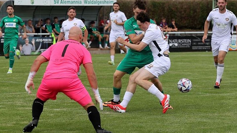 Waldalgesheims Marlon Pira (grünes Trikot) bittet den Hackenheimer Neuzugang Felix Hadamitzky zum Tänzchen.