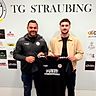 Innenverteidiger Vitali Hauk (re.) mit TG-Manager Onur Örs 