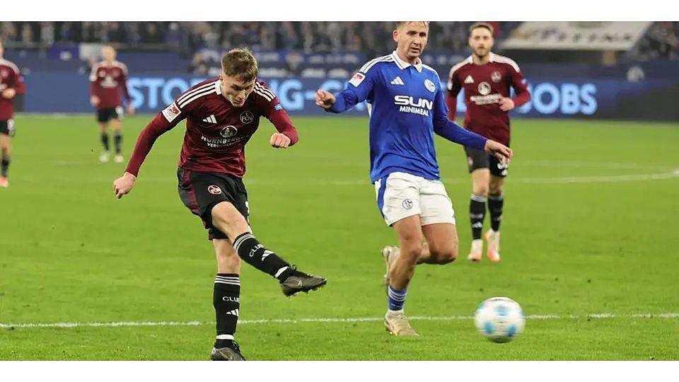 Bei seinem zweiten Einsatz in Liga zwei mit dem 1. FC Nürnberg in der Veltins-Arena auf Schalke zu Gast. Simon Joachims (links) beim Torschuss. Rechts: Paul Seguin.      Archivfoto: IMAGO/Zink