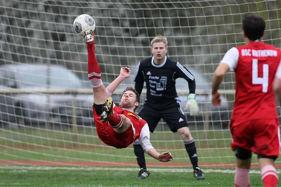 Christian Bresigke vom BSC Rathenow mit einem schönen Fallrückzieher in der Partie gegen den VfL Nauen (Foto: Kay Harzmann).