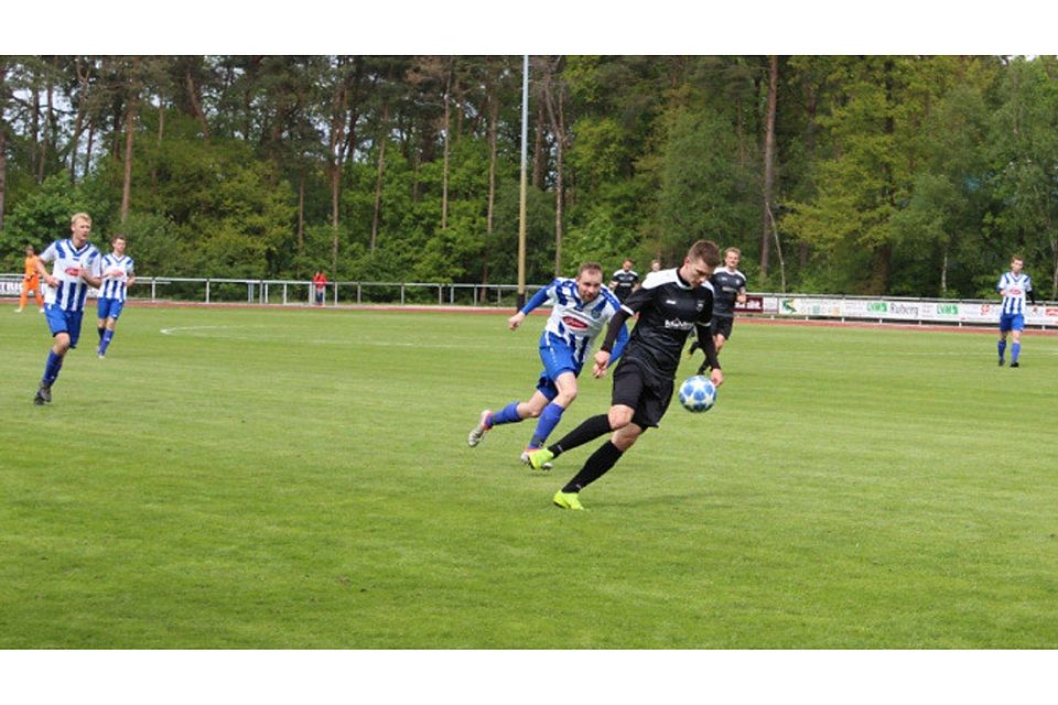 Ball und Gegner jagte BW Dörpen II gegen Eintracht Papenburg – mit Erfolg: Am Ende hieß es 6:2. Foto: Jennifer Kemker